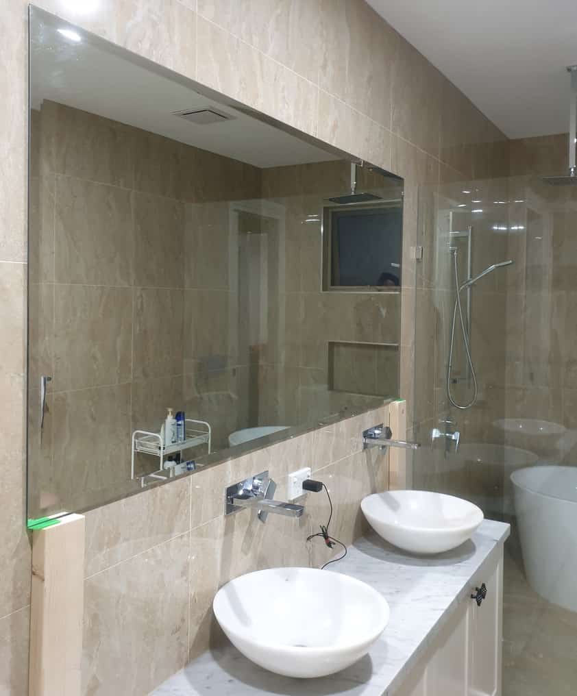 https://www.glassandmirrors.com.au/wp-content/uploads/2021/05/bathroom-mirror-bevel-edge.jpg